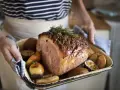 Jak upiec szynkę wieprzową na obiad, by była soczysta i aromatyczna
