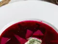 Ile kalorii ma zupa buraczkowa? Sprawdź, co naprawdę zawiera