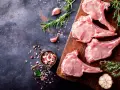 Czym przyprawić cielęcinę, by wydobyć jej delikatny smak?
