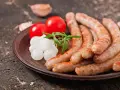 Jak długo parzyć kiełbasę surową, aby uzyskać idealny smak?