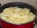 Ile gotować ziemniaki w zupie, aby uniknąć rozgotowania?