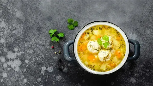 Ile zupy na osobę? Odkryj idealne porcje na każdą okazję