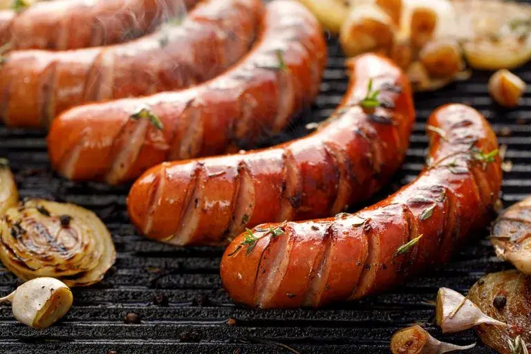 Ile waży kiełbasa? Zaskakujące różnice w wagach różnych rodzajów
