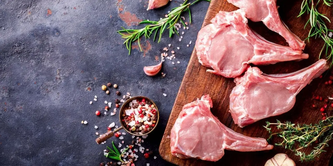 Czym przyprawić cielęcinę, by wydobyć jej delikatny smak?