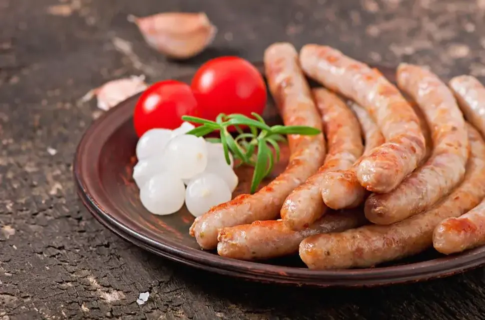 Jak długo parzyć kiełbasę surową, aby uzyskać idealny smak?