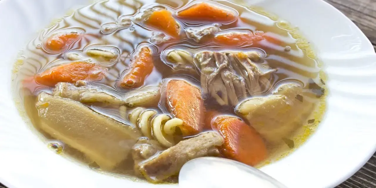 Jaką zupę na kościach wieprzowych przygotować, by zachwycić smakiem?