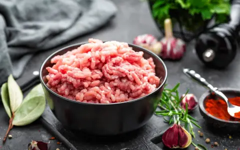Co zrobić z mięsem mielonym na obiad? Szybkie i pyszne przepisy