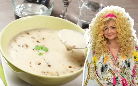 Kremowa zupa grzybowa w misce, łyżka z zupą i kobieta z kręconymi blond włosami.