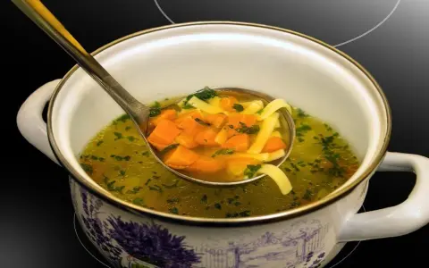 Zupa klarowna co to znaczy? Odkryj jej tajemnice i smak