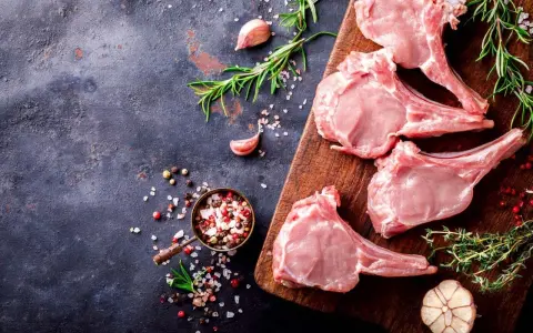 Czym przyprawić cielęcinę, by wydobyć jej delikatny smak?
