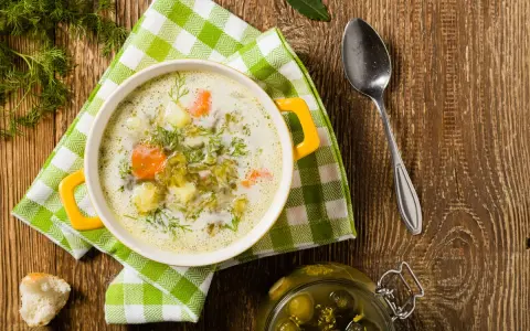 Ile kalorii ma zupa ogórkowa ze śmietaną? Zaskakujące fakty o kaloriach
