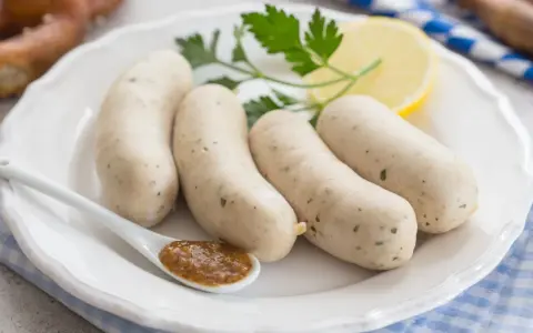 Kiełbasa z kurczaka Biedronka – skład, wartość odżywcza i promocje