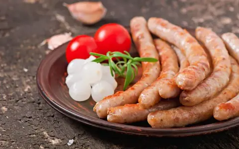 Jak długo parzyć kiełbasę surową, aby uzyskać idealny smak?