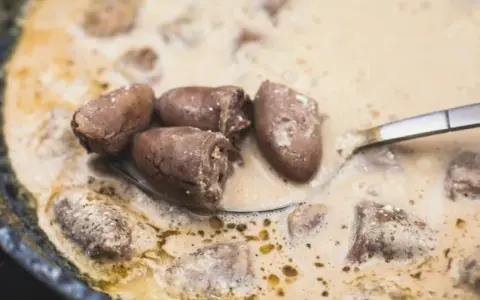 Jak przygotować serca drobiowe w sosie własnym – prosty przepis na obiad