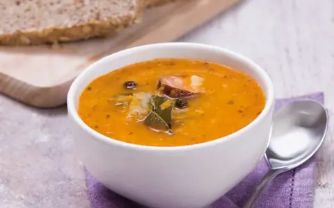 Ile kalorii ma zupa kapuśniak z ziemniakami? Zaskakujące wartości!