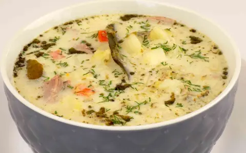 Z czym zupa ogórkowa smakuje najlepiej? Odkryj idealne dodatki
