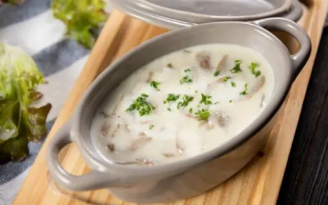 Ile kcal ma zupa pieczarkowa? Zaskakujące różnice w kaloriach