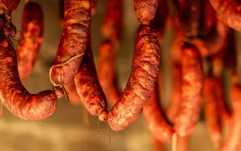 Ile wędzić kiełbasę, aby uzyskać idealny smak i aromat?