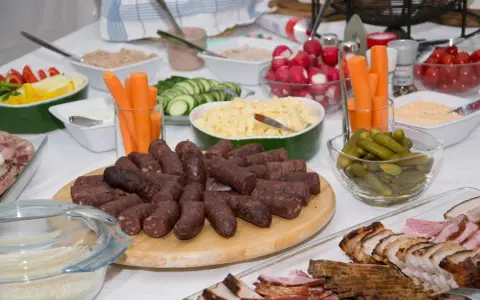 Jak zawinąć kaszankę na grilla, by uniknąć pęknięć i zachować smak