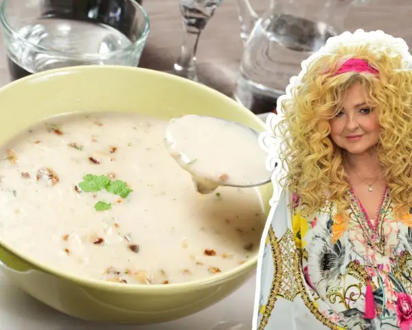 Kremowa zupa grzybowa w misce, łyżka z zupą i kobieta z kręconymi blond włosami.