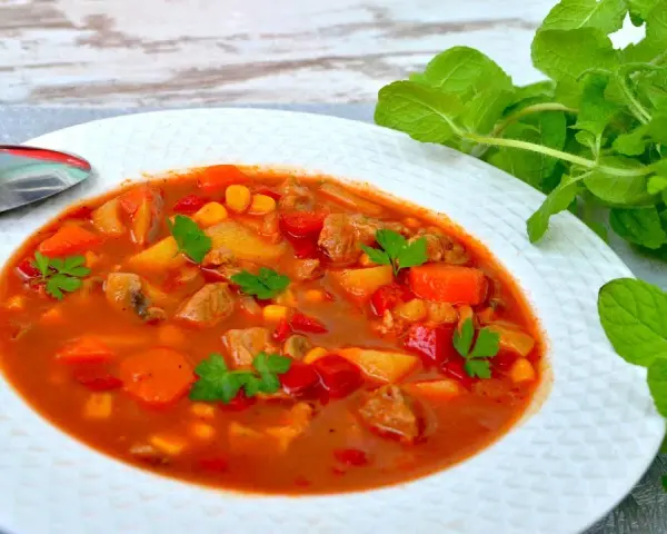 Jak zrobić zupę gulaszową, aby zachwycić smakiem i aromatem