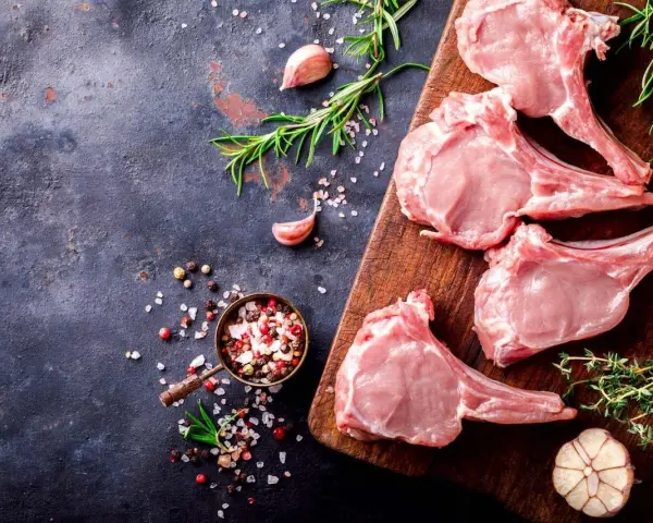 Czym przyprawić cielęcinę, by wydobyć jej delikatny smak?