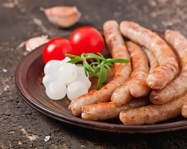 Jak długo parzyć kiełbasę surową, aby uzyskać idealny smak?