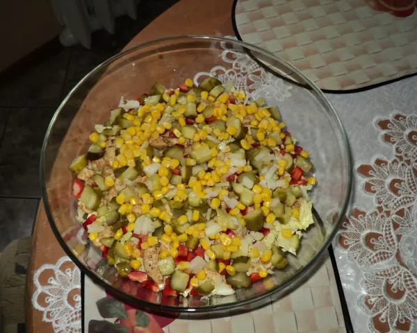 Czy sałatkę gyros można zrobić dzień wcześniej, aby zaoszczędzić czas?