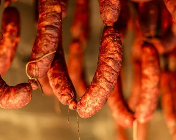 Ile wędzić kiełbasę, aby uzyskać idealny smak i aromat?
