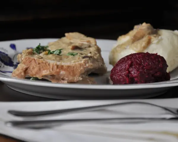Jak zrobić pieczeń z cielęciny, aby była soczysta i aromatyczna
