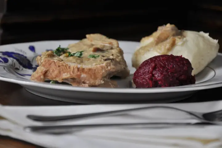 Jak zrobić pieczeń z cielęciny, aby była soczysta i aromatyczna