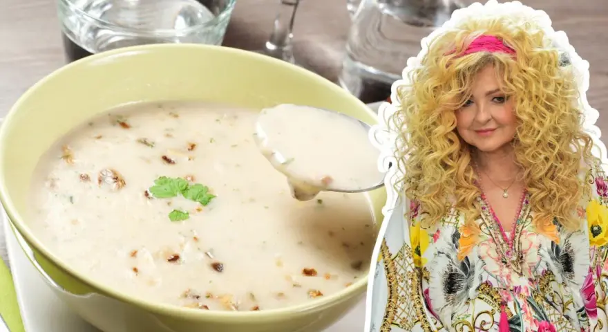 Kremowa zupa grzybowa w misce, łyżka z zupą i kobieta z kręconymi blond włosami.