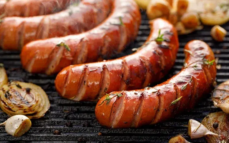 Ile waży kiełbasa? Zaskakujące różnice w wagach różnych rodzajów