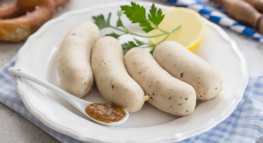 Kiełbasa z kurczaka Biedronka – skład, wartość odżywcza i promocje