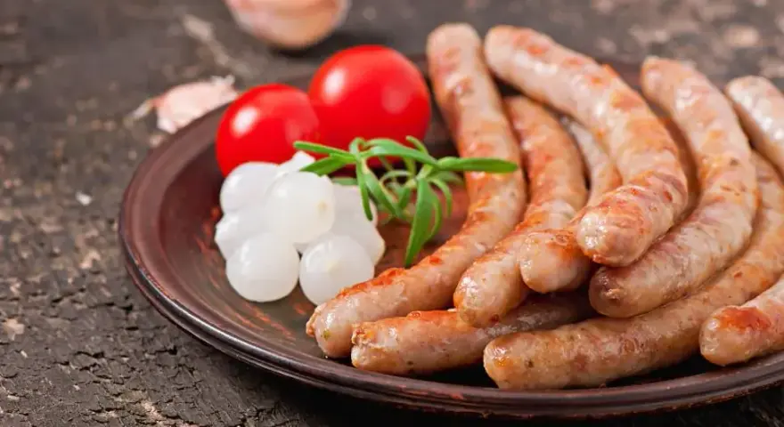 Jak długo parzyć kiełbasę surową, aby uzyskać idealny smak?