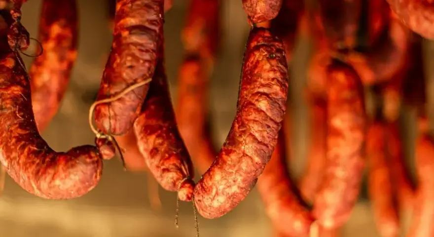 Ile wędzić kiełbasę, aby uzyskać idealny smak i aromat?