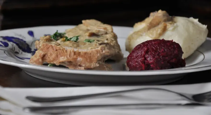 Jak zrobić pieczeń z cielęciny, aby była soczysta i aromatyczna