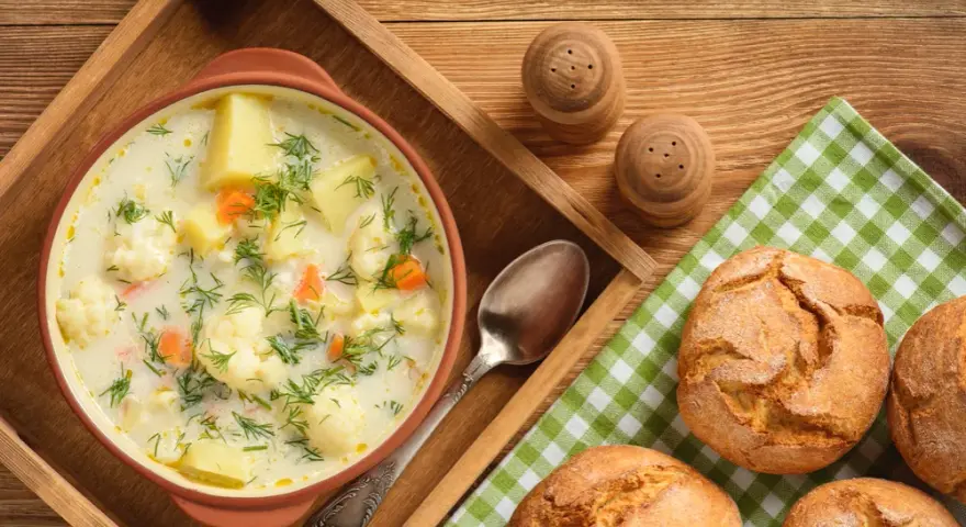 Ile kalorii ma zupa kalafiorowa? Zaskakujące różnice w kaloryczności