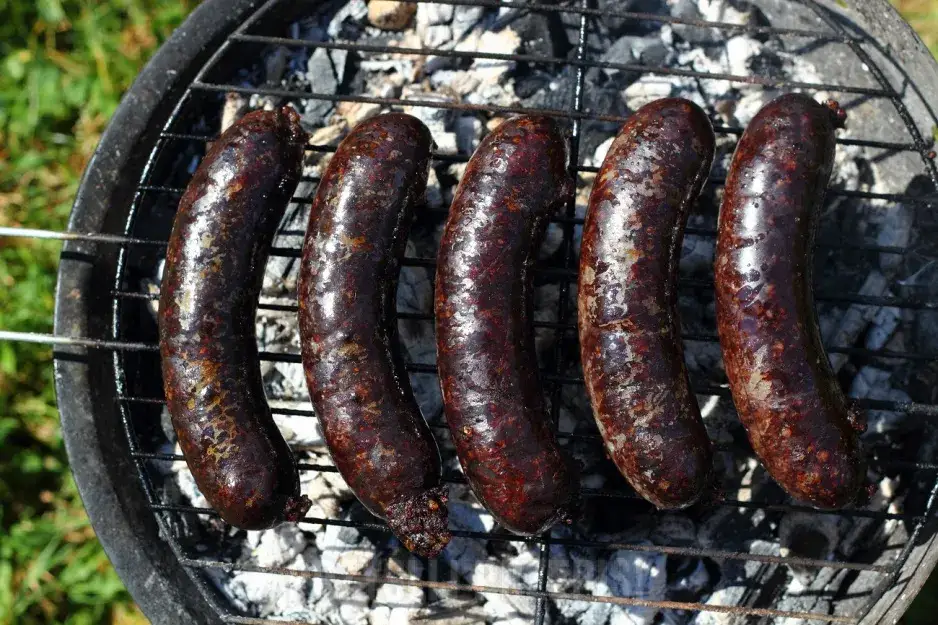 Zdjęcie Jak zawinąć kaszankę na grilla, by uniknąć pęknięć i zachować smak