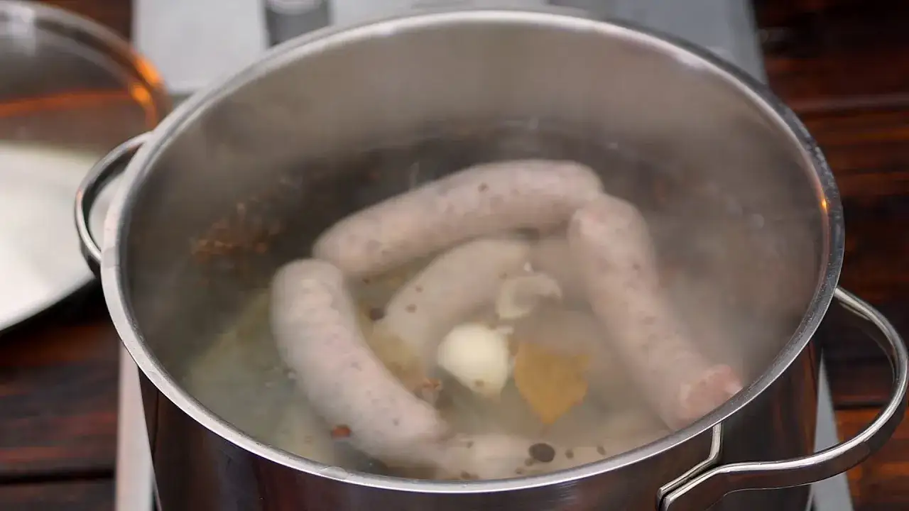 Zdjęcie Jak długo parzyć kiełbasę surową, aby uzyskać idealny smak?